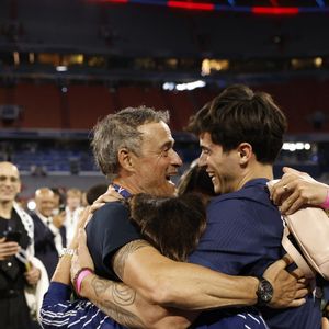 Luis Enrique célèbre avec sa femme Elena Cullell et ses enfants - Le PSG remporte la Ligue Des Champions 2025, pour la première fois de son histoire, face à l'Inter Milan (5-0) à l'Allianz Arena de Munich, le 31 mai 2025.
© Cyril Moreau/Bestimage