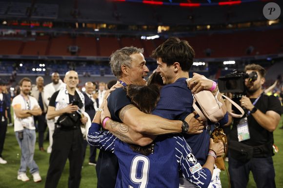 Luis Enrique célèbre avec sa femme Elena Cullell et ses enfants - Le PSG remporte la Ligue Des Champions 2025, pour la première fois de son histoire, face à l'Inter Milan (5-0) à l'Allianz Arena de Munich, le 31 mai 2025.
© Cyril Moreau/Bestimage