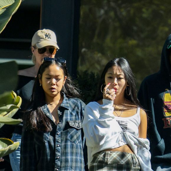 Joy Hallyday était présente au sein de la ville californienne lorsque les incendies se sont déclarés

Exclusif - Jade et Joy, les filles de Laeticia Hallyday, sortent de la villa de Pacific Palisades avec des amis le 29 octobre 2023.