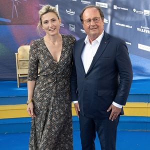 Julie Gayet et son mari François Hollande aux arrivées sur le tapis bleu de la 16ème édition du festival du film francophone de Angoulême le 25 août 2023.
© Coadic Guirec / Bestimage