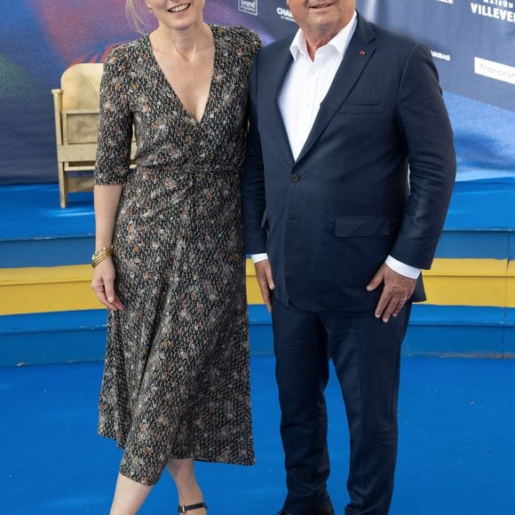 Julie Gayet et son mari François Hollande aux arrivées sur le tapis bleu de la 16ème édition du festival du film francophone de Angoulême le 25 août 2023.
© Coadic Guirec / Bestimage