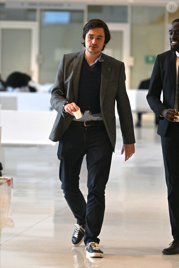 Les deux frères devront verser respectivement 2 000 et 3 000 euros de dommages et intérêts à leur sœur.

Alain-Fabien Delon assiste son passage en audience, dans le procès l'opposant à sa soeur A.Delon, devant la 17ème chambre correctionnelle du tribunal judiciaire de Paris, le 17 mars 2026. Agence / Bestimage