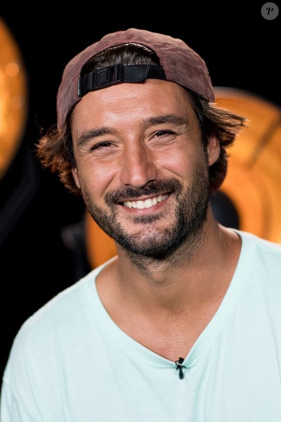 Trois ans après son deuxième album, Jérémy Frérot revient en 2024 avec un titre touchant, « Adieu », dans lequel il chante sa rupture avec la nageuse et leur nouvelle vie de parents séparés de deux enfants. 
Crédit : Gaffiot-Moreau / Bestimage