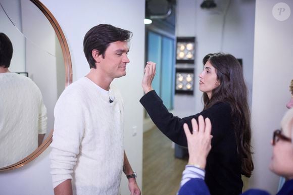 Exclusif - Alain-Fabien Delon avec sa compagne Laura Bensadoun en backstage de de l'émission "C à Vous" à Paris, France, le 18 octobre 2024. © Cyril Moreau/Bestimage