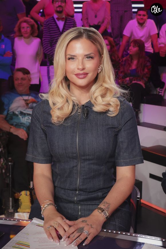 Exclusif - Kelly Vedovelli, sur le plateau de de l’émission « TPMP » présentée par C.Hanouna et diffusée en direct sur C8, Paris, France, le 22 octobre 2024. © Jack Tribeca / Bestimage