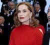 Cannes 2026 : Catherine Deneuve et Isabelle Huppert pas accordées pour leur montée des marches, l'une en veste stricte et l'autre en longue robe rouge à traîne