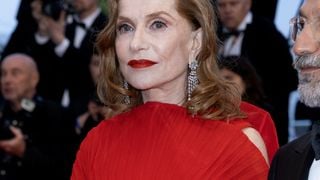 Cannes 2026 : Catherine Deneuve et Isabelle Huppert pas accordées pour leur montée des marches, l'une en veste stricte et l'autre en longue robe rouge à traîne
