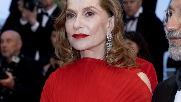 Cannes 2026 : Catherine Deneuve et Isabelle Huppert pas accordées pour leur montée des marches, l'une en veste stricte et l'autre en longue robe rouge à traîne