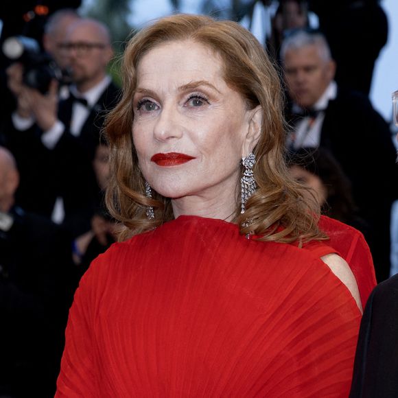 Le tapis rouge du Festival de Cannes 2026 a vibré pour la montée des marches du film "Histoires Parallèles", réunissant un casting impérial porté par deux icônes absolues.

Isabelle Huppert et Asghar Farhadi - Montée des marches du film "Histoires parallèles" lors du 79ème Festival International du Film de Cannes.

© Olivier Borde / Bestimage