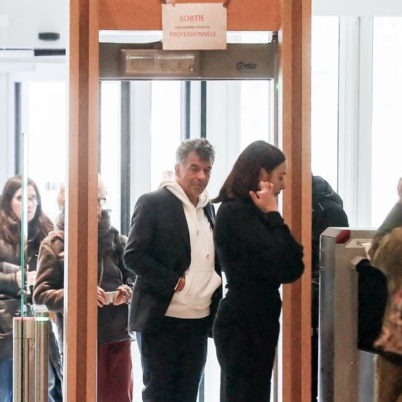 Stéphane Plaza arrive pour le verdict de son procès pour violences sur deux anciennes compagnes, à Paris, France, le 18 février 2025.  © Christophe Clovis/Bestimage
