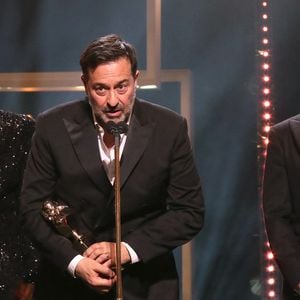 Alysson Paradis, Jean-Philippe Daguerre, « Molière de l'Auteur/trice francophone vivant/e » pour « Du charbon dans les veines » et Antoine Gouy - Intérieur - 36ème cérémonie des Molières aux Folies Bergère à Paris le 28 avril 2025. © Bertrand Rindoff / Bestimage