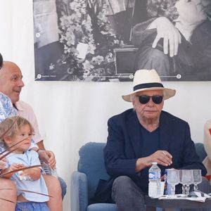 Exclusif - Michel Sardou remet le trophée au vainqueur - Michel Sardou rend hommage à son père en famille lors du premier trophée de pétanque "Fernand Sardou" à Bormes-les-Mimosas le 29 mai 2026. 

© Franz Chavaroche / Bestimage
