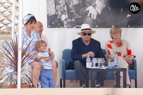 Exclusif - Michel Sardou remet le trophée au vainqueur - Michel Sardou rend hommage à son père en famille lors du premier trophée de pétanque "Fernand Sardou" à Bormes-les-Mimosas le 29 mai 2026. 

© Franz Chavaroche / Bestimage
