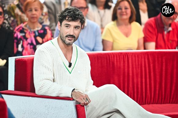 Le chanteur a également profité de grands moments de farniente et de baignade au bord d'une belle piscine privative.

Exclusif - Jérémy Frérot - Enregistrement de l'émission "Vivement dimanche" au studio Gabriel, présentée par M.Drucker, et diffusée sur France 3
© Guillaume Gaffiot / Bestimage