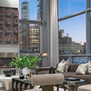 Il est désormais affiché à 25 millions de dollars, soit plus de 10 millions de plus que son prix d’achat.

Thierry Henry, légende du football français, a mis en vente son luxueux penthouse de New York, acheté en 2010 au moment de sa signature aux Red Bulls, contre 25 millions de dollars (22 millions d'euros). Photo par Sotheby's via Bestimage