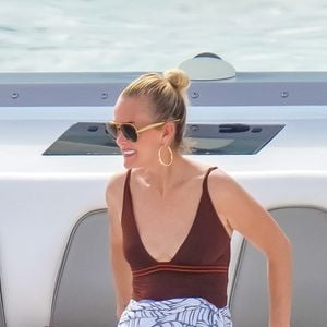 Exclusif - Week-end tropézien pour Laeticia Hallyday, aperçue ce dimanche sous le soleil éclatant de la baie des Canoubiers le 15 juin 2025. © Agence / Bestimage