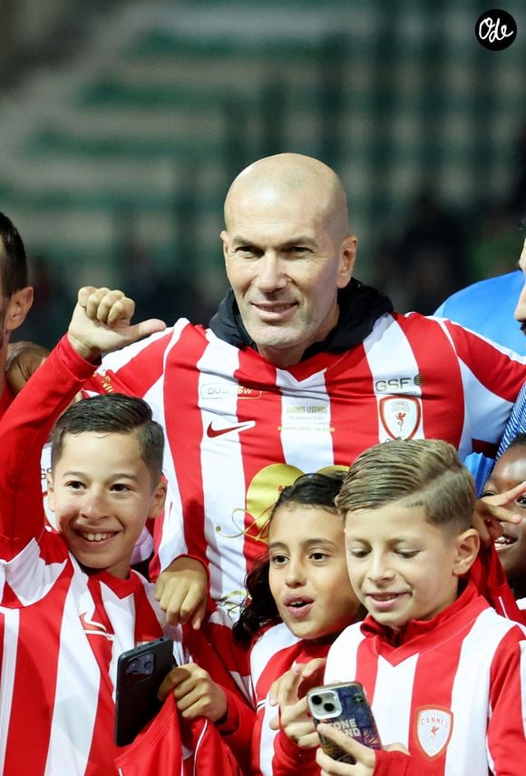 Zinedine Zidane durant la première édition du « match des légendes » opposant l'équipe des Légendes, les anciens de Cannes, à l'équipe des Etoiles avec pour capitaine Didier Deschamps, au stade Pierre de Coubertin à Cannes, le 30 octobre 2025. Les Légendes cannoises, coachées par Luis Fernandez et supportées par Zinedine Zidane qui portait les couleurs cannoises, mais qui n'a pas joué, ont remporté le match 3 à 2. Tous les bénéfices de la soirée seront reversés aux associations les Etoiles de l'Espoir, à l'association Adrien et à l'association Clin d'Oeil, qui oeuvrent pour les plus démunis et la jeunesse. 

© Dominique Jacovides  / Bruno Bebert / Bestimage