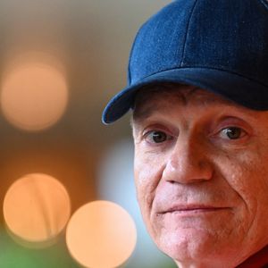 un autre a également été enregistré dans un studio parisien durant les dernières semaines. Gaëtan Roussel en est l’auteur. "L’Île aux trésors"  sera jouée durant la tournée mais ne devrait être disponible qu’à la sortie de l’album.

Gaetan Roussel pose au Village pendant les Internationaux de France à Roland Garros le 03 juin 2025 à Paris, France. Photo by ABACAPRESS.COM