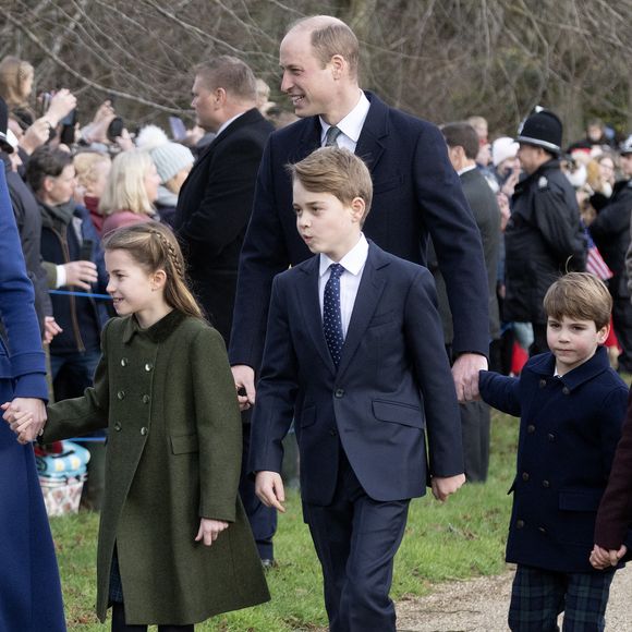 Le prince William, prince de Galles, et Catherine (Kate) Middleton, princesse de Galles, avec leurs enfants le prince George de Galles, la princesse Charlotte de Galles et le prince Louis de Galles - (left to right) the Princess of Wales, Princess Charlotte, Prince George, the Prince of Wales, Prince Louis and Mia Tindall attending the Christmas Day morning church service at St Mary Magdalene Church in Sandringham, Norfolk. Picture date: Monday December 25, 2023.