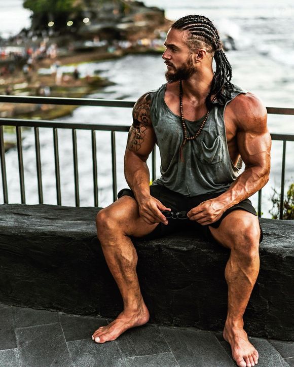 Anthony explique avoir agi sous le coup d'une immense détresse et d'un sentiment d'isolement.

Anthony Amar de "Koh-Lanta" pose à Bali, mars 2020