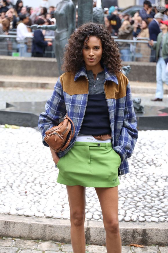 Cindy Bruna aux arrivées du défilé Miu Miu Collection Femme Prêt-à-Porter Printemps/Eté 2026 lors de la Fashion Week de Paris (PFW), au Conseil Économique, social et environnemental, Palais d'lena, à Paris, France, le 6 octobre 2025. © Denis Guignebourg / Bestimage