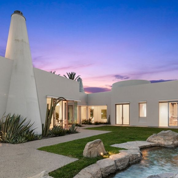 Exclusif - La nouvelle villa de Kanye West à Beverly Hills. Kanye a finalisé l'achat hors marché pour 35 millions de dollars. La propriété de style méditerranéen comprend environ 1900 m2 d'espace habitable, des jardins privés et des vues panoramiques sur la ville. Los Angeles, le 15 décembre 2024.