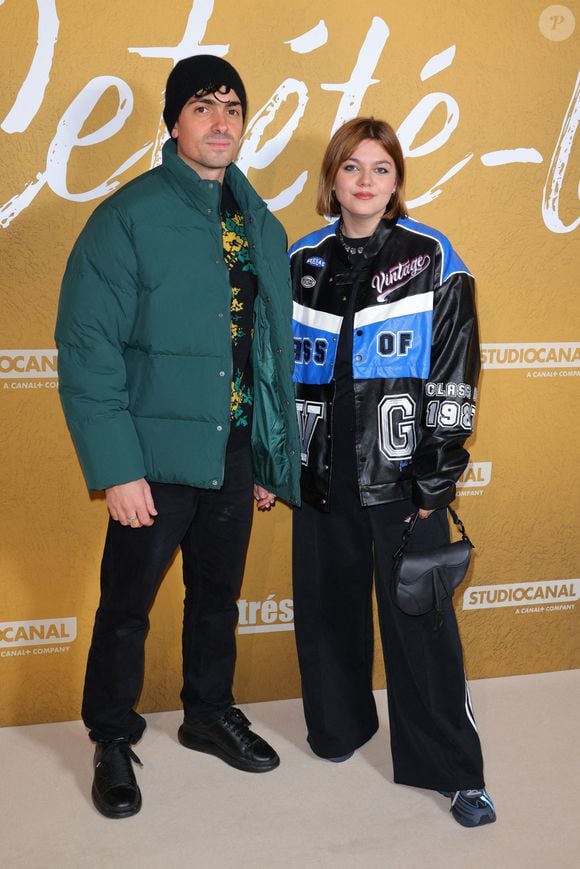 Louane Emera et son petit ami Florian Rossi assistent à la première de Cet Ete La qui se tient au Wepler à Paris, France, le 3 janvier 2023. Photo par David Boyer/ABACAPRESS.COM