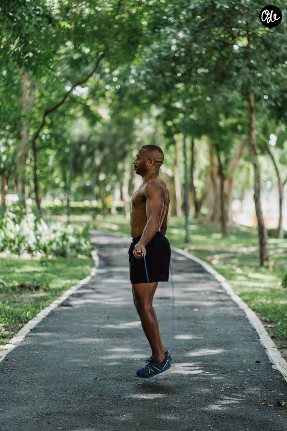 Dès la deuxième semaine, j’ai gagné en cardio et j’ai progressivement augmenté le nombre de sauts et la durée de mes séances.

Corde à sauter Pexels