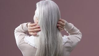 Cheveux gris : selon la psychologie, les personnes qui les assument ont deux traits de personnalité en commun