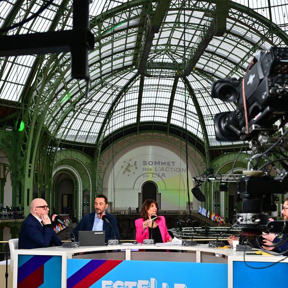 Estelle Denis présente son émission "Estelle Midi" (RMC) depuis le sommet pour l'action sur l'IA au Grand Palais à Paris le 10 février 2025.

© Christian Liewig / Bestimage