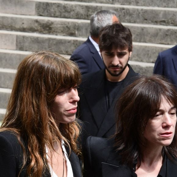 Lou Doillon, Charlotte Gainsbourg, Marlowe (fils de Lou Doillon), Ben Attal, Alice Attal, Roman de Kermadec (fils de Kate Barry) - Sorties des obsèques de Jane Birkin en l'église Saint-Roch à Paris. Le 24 juillet 2023
© Jacovides-KD Niko / Bestimage