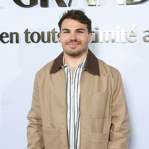 Antoine Dupont et l ex Miss France Iris Mittenaere au photocall du Grand Dîner en toute intimité avec Dadju sur la plage de l'hôtel Carlton en marge du 78ème Festival International du Film de Cannes, France, le 17 mai 2025. © Lionel Urman/Bestimage