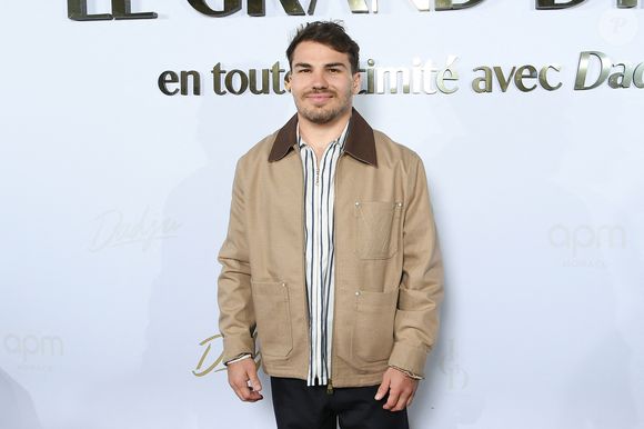 Antoine Dupont et l ex Miss France Iris Mittenaere au photocall du Grand Dîner en toute intimité avec Dadju sur la plage de l'hôtel Carlton en marge du 78ème Festival International du Film de Cannes, France, le 17 mai 2025. © Lionel Urman/Bestimage