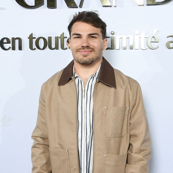 Antoine Dupont et l ex Miss France Iris Mittenaere au photocall du Grand Dîner en toute intimité avec Dadju sur la plage de l'hôtel Carlton en marge du 78ème Festival International du Film de Cannes, France, le 17 mai 2025. © Lionel Urman/Bestimage