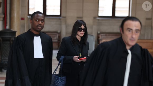 Isabelle Adjani arrive pour la tenue de son procès en appel (chambre 2-13) pour fraude fiscale, au Palais de Justice de Paris, le 27 février 2026.
© Julien Sarkissian/Bestimage