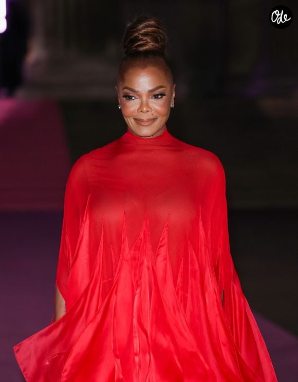Cette routine lui permet de travailler son souffle tout en bougeant, pour se rapprocher des conditions réelles de ses concerts.

Janet Jackson sur le tapis rose du photocall du bal du British Museum 2025 à Londres, Royaume Uni, le 18 octobre 2025. © GoffPhotos/Bestimage