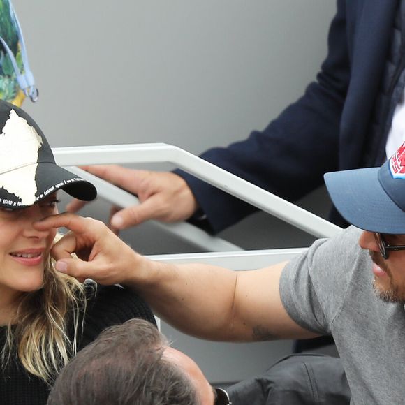 Marion Cotillard et Guillaume Canet - People dans les tribunes lors de la finale messieurs des internationaux de France de tennis de Roland Garros 2019 à Paris le 9 juin 2019. © Jacovides-Moreau/Bestimage