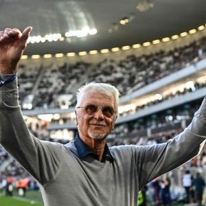 Âgé de 84 ans et retiré de la vie médiatique, le champion du monde 1998 a fait une exception pour encourager son ancien capitaine.

Aimé Jacquet - Les anciens joueurs du Football Club des Girondins de Bordeaux fêtent le 140ème anniversaire du club à Bordeaux le 17 octobre 2021.