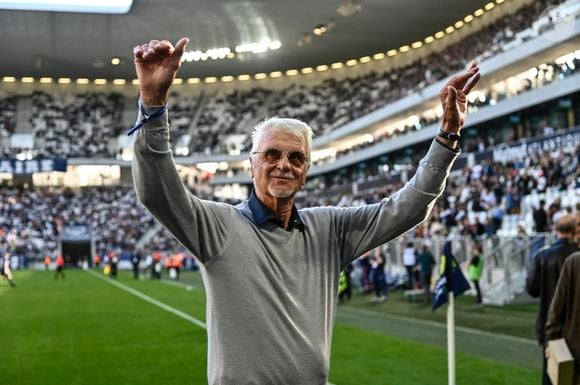 Âgé de 84 ans et retiré de la vie médiatique, le champion du monde 1998 a fait une exception pour encourager son ancien capitaine.

Aimé Jacquet - Les anciens joueurs du Football Club des Girondins de Bordeaux fêtent le 140ème anniversaire du club à Bordeaux le 17 octobre 2021.