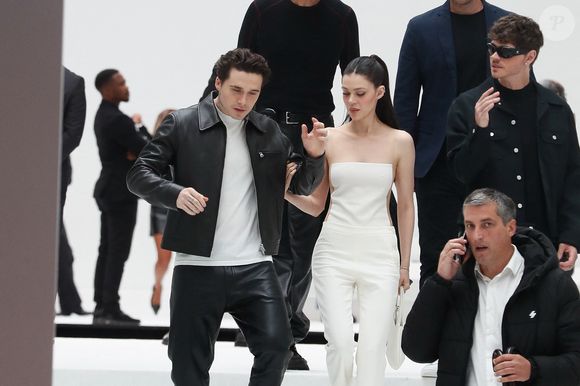 Brooklyn Beckham et sa femme Nicola Peltz arrivent au défilé de mode Femmes Printemps/Été 2025 "Courrèges" lors de la fashion week de Paris, le 25 septembre 2024. © Christophe Clovis / Bestimage