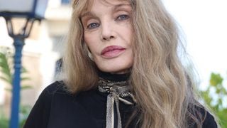 Arielle Dombasle, 73 ans : pour garder la forme, l’actrice mise sur des aliments “plein d’énergie et bons pour la peau”