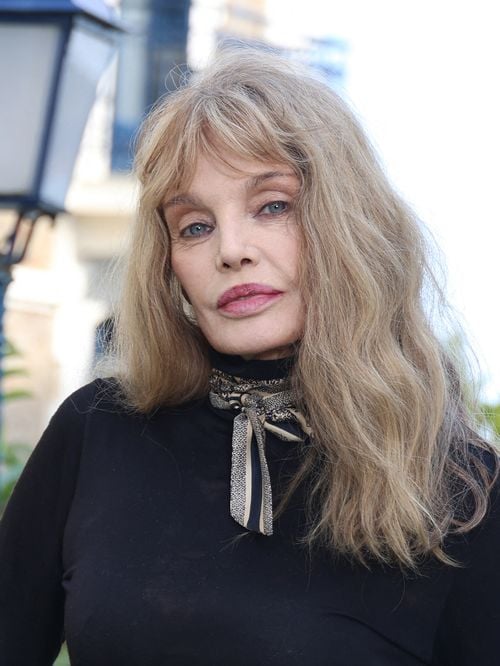 Arielle Dombasle, 73 ans : pour garder la forme, l’actrice mise sur des aliments “plein d’énergie et bons pour la peau”
