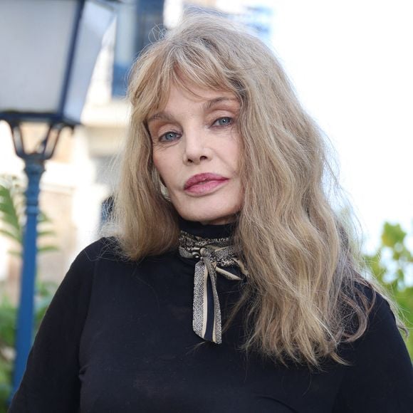 À 73 ans, la comédienne Arielle Dombasle continue d'impressionner par sa silhouette et son énergie. Elle semble défier les lois du temps.

Arielle Dombasle lors de la soirée d'ouverture de la 35ème édition du "Dinard Festival du Film Britannique & Irlandais" à Dinard.

© Denis Guignebourg/BestImage