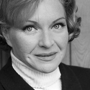 À l’époque, le terrain n’était relié ni à l’eau ni à l’électricité et n’était accessible par aucune route.

Archives - En France, à Rueil-Malmaison, rendez-vous avec Line Renaud à son domicile. Le 26 décembre 1967 © Michel Ristroph via Bestimage