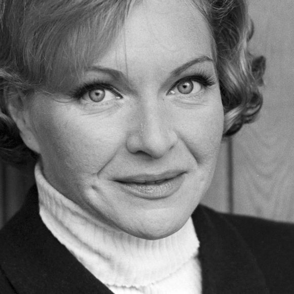 À l’époque, le terrain n’était relié ni à l’eau ni à l’électricité et n’était accessible par aucune route.

Archives - En France, à Rueil-Malmaison, rendez-vous avec Line Renaud à son domicile. Le 26 décembre 1967 © Michel Ristroph via Bestimage