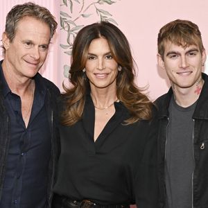 Presley Gerber, fils de Cindy Crawford et de l’homme d’affaires Rande Gerber, est décédé à l'âge de 27 ans.

Presley Gerber, Cindy Crawford et Rande Gerber à la première mondiale de "Palm Royal" (Apple TV+) au Samuel Goldwyn Theater, à Beverly Hills.

© Billy Bennight/ZUMA Press/Bestimage