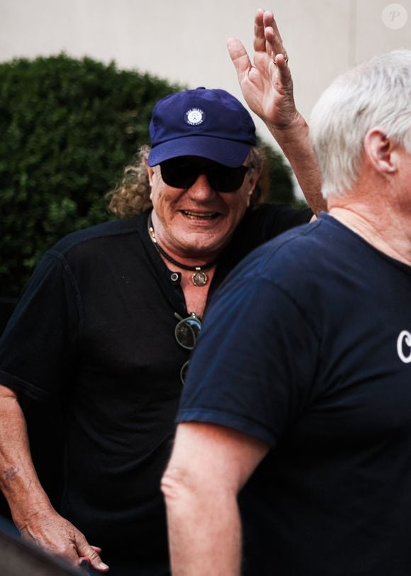 Exclusif - Brian Johnson et sa femme Brenda Johnson arrivent au palace Four Seasons George V à Paris, le 8 août 2025, à la veille de la série de concerts du groupe AC/DC au Stade de France (9 au 13 août 2025) © Agence / Bestimage