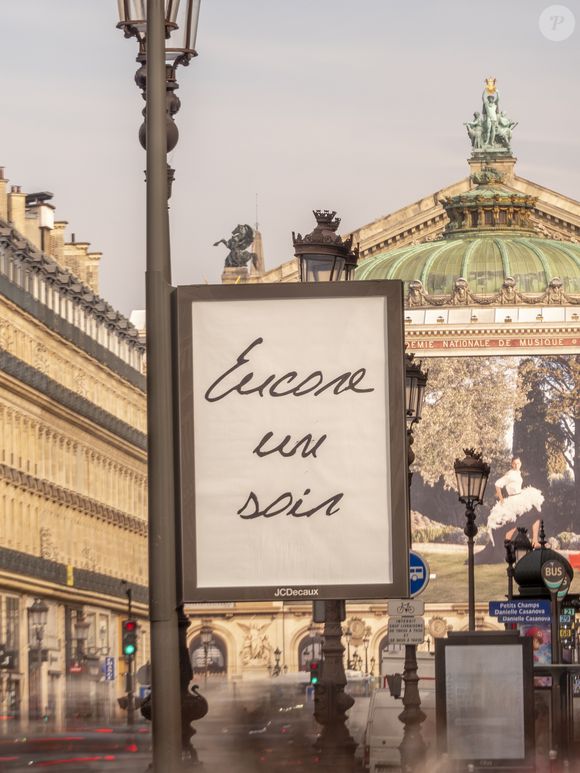 Une mystérieuse campagne d'affichage reprenant les titres iconiques de Céline Dion s'est emparée de Paris ces dernières heures. France, le 24 mars 2026. © Théo Castillon / Bestimage