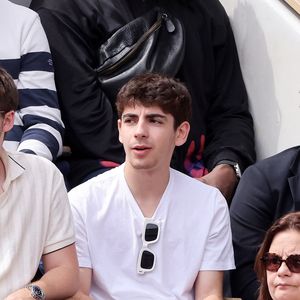 Patrick Bruel et ses fils Oscar et Léon dans les tribunes lors des Internationaux de France de Tennis de Roland Garros 2025. Paris, le 1er Juin 2025. © Dominique Jacovides/Bestimage