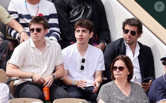 Patrick Bruel et ses fils Oscar et Léon dans les tribunes lors des Internationaux de France de Tennis de Roland Garros 2025. Paris, le 1er Juin 2025. © Dominique Jacovides/Bestimage